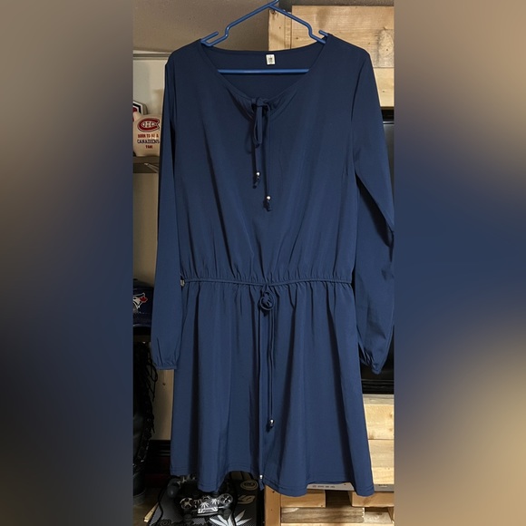 Lightweight mini dress with long sleeves - Picture 1 of 2